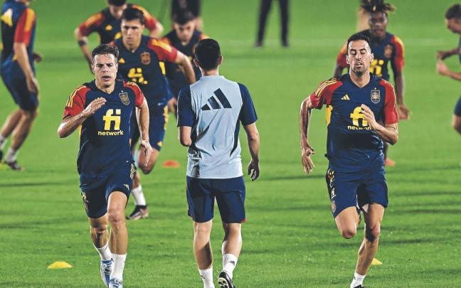César Azpilicueta se ejercita junto a Sergio Busquets.
