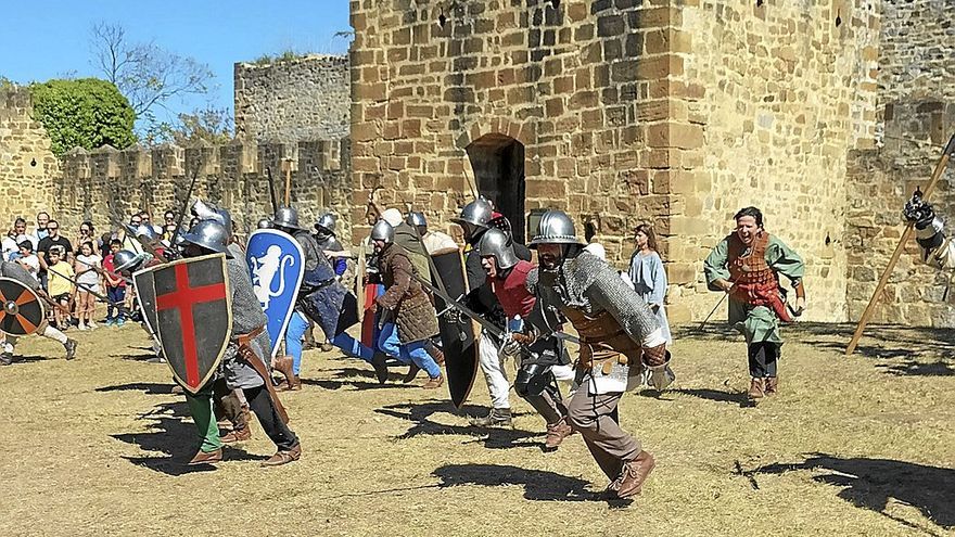 Un grupo de recreadores cargó contra los espectadores que habían presenciado el asalto al castillo de Muñatones. La sangre no llegó al río; era su agradecimiento. | FOTOS: E. ZUNZUNEGI