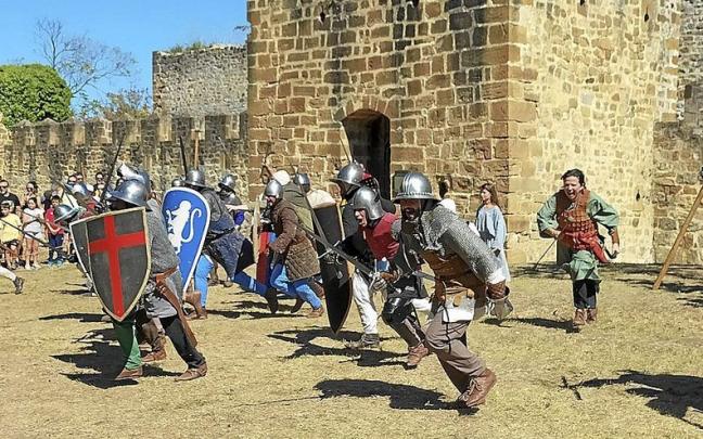 Un grupo de recreadores cargó contra los espectadores que habían presenciado el asalto al castillo de Muñatones. La sangre no llegó al río; era su agradecimiento. | FOTOS: E. ZUNZUNEGI