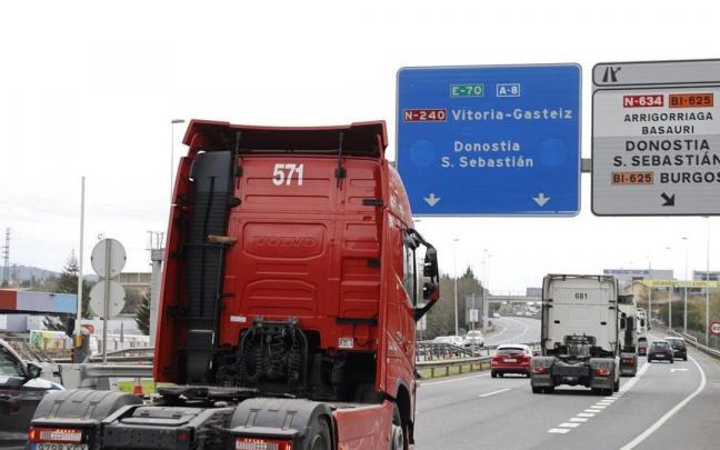 Los transportistas calculan que sin el descuento los transportistas pagarían entre 1.300 y 1.500 euros más al mes por el combustible. Los transportistas calculan que sin el descuento los transportistas pagarían entre 1.300 y 1.500 euros más al mes por el combustible.