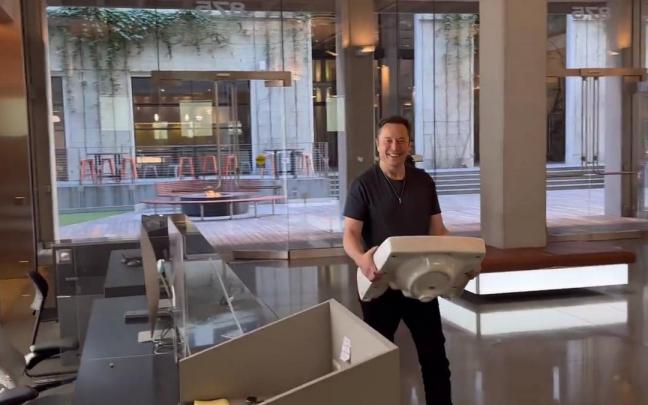 Elon Musk entra en la sede de la red social.