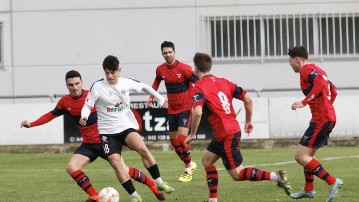 Imagen de un derbi alavés de esta temporada entre el Aurrera y el San Ignacio