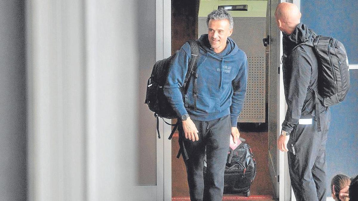 Luis Enrique y Luis Rubiales, ayer en el aeropuerto de Barajas. | FOTO: EFE