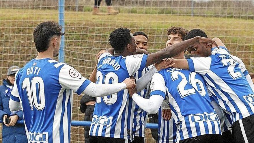 Los jugadores del filial albiazul celebran el tanto de la victoria logrado ayer en Ibaia. | FOTO: JOSU CHAVARRI