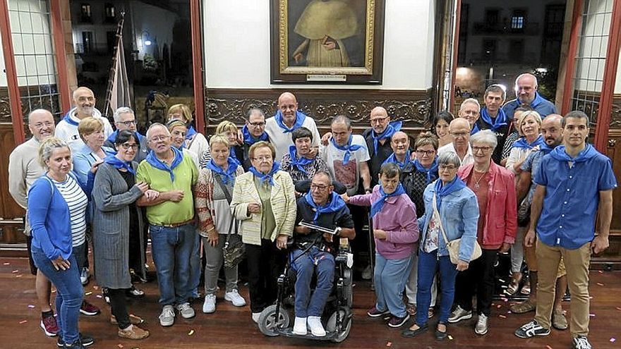 Los miembros de Aspace y de la Corporación, tras el pregón. | FOTO: A.Z.