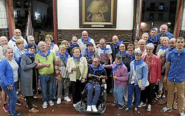 Los miembros de Aspace y de la Corporación, tras el pregón. | FOTO: A.Z.