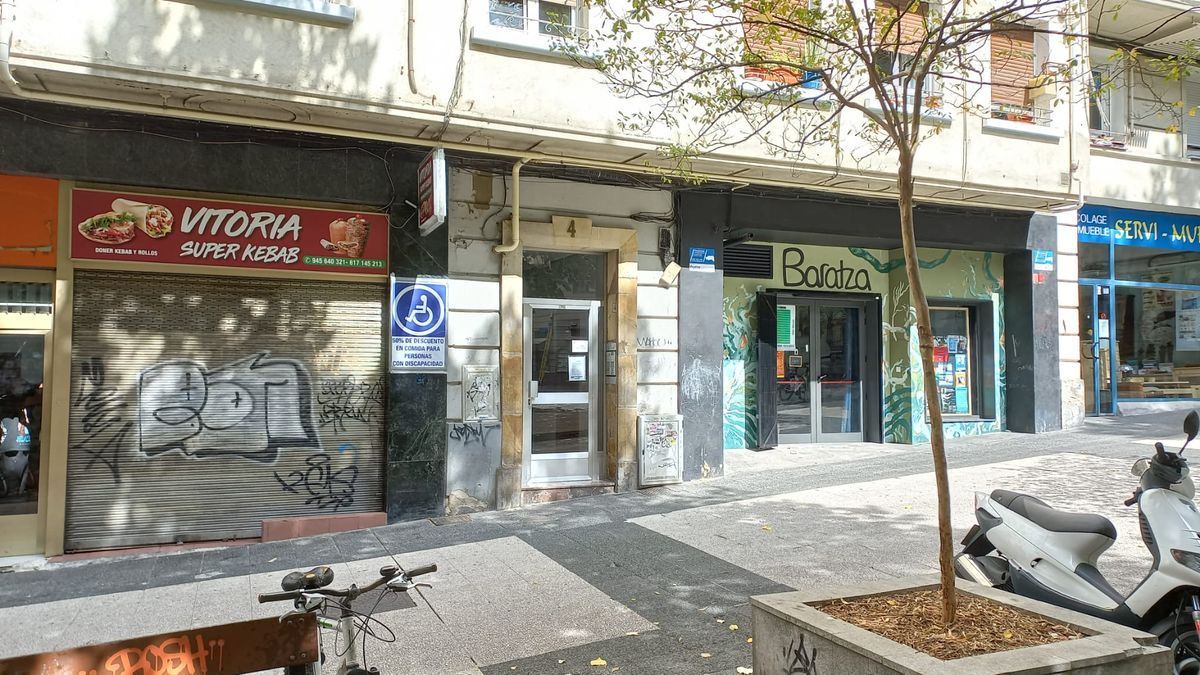 El kebab está en la Plaza Aldabe de Vitoria, junto a la sala Baratza.