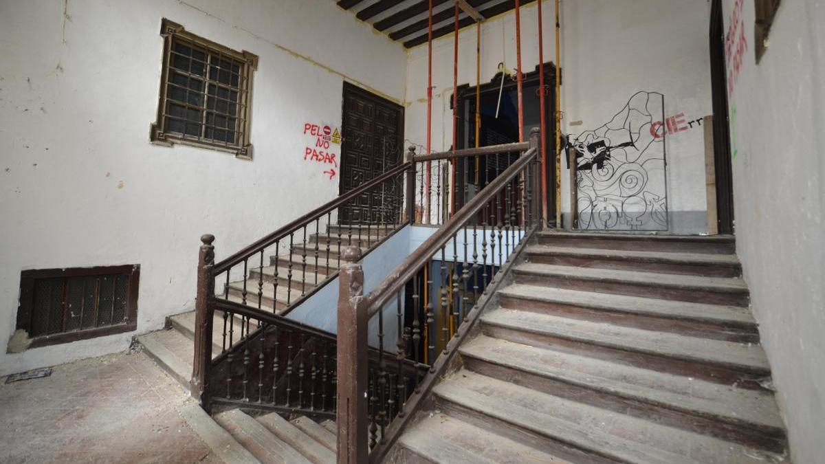 Imagen del interior del Palacio Marqués de Rozalejo, con la escalera de madera que será restaurada.