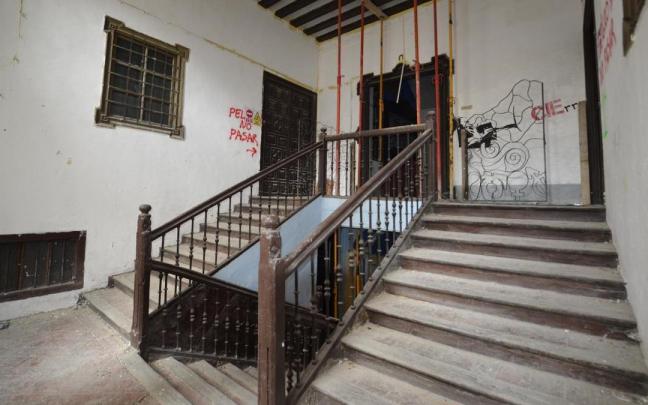 Imagen del interior del Palacio Marqu&eacute;s de Rozalejo, con la escalera de madera que ser&aacute; restaurada.