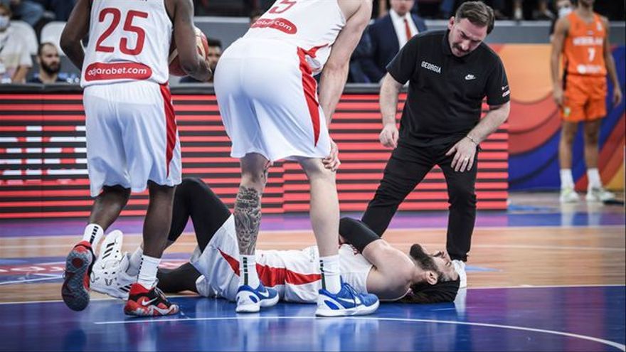 Shengelia muestra claros signos de dolor mientras se agarra su hombro derecho