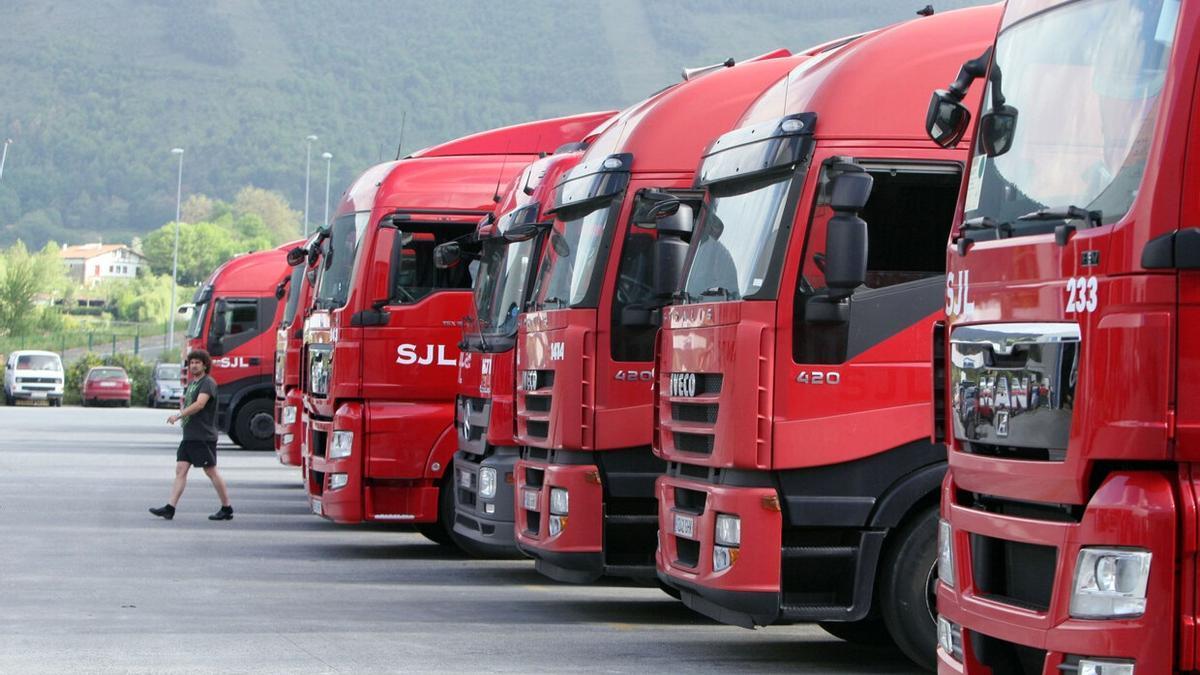 Camiones estacionados en el polígono Lanbarren en una imagen de archivo