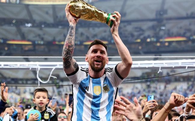 Messi alza el trofeo de la Copa del Mundo tras imponerse a Francia en la final.