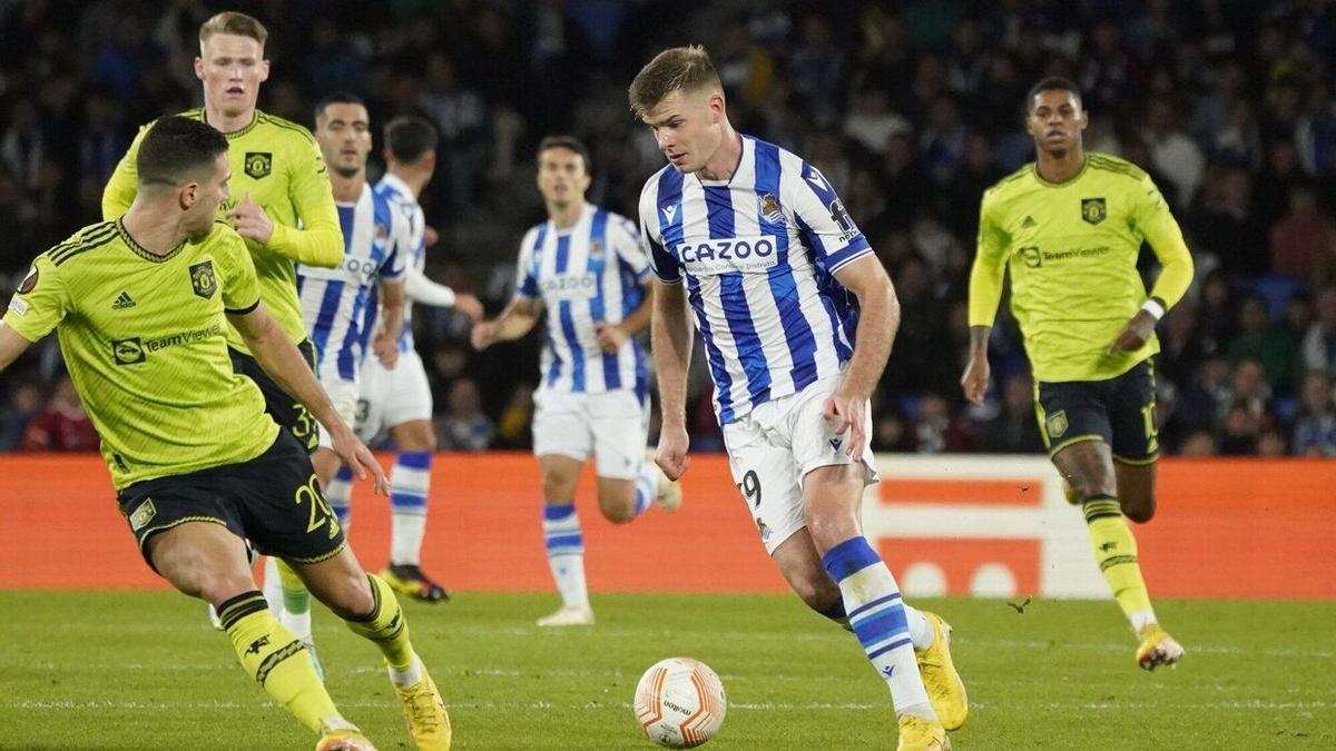 Sorloth, entre varios jugadores del Manchester United, en el partido disputado en Anoeta el pasado 3 de noviembre.