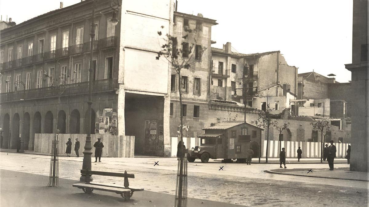 Año 1933, con el Teatro Gayarre derribado para abrir la avenida de Carlos III y el edificio del Crédito Navarro todavía sin reformar. Foto de José Galle, Archivo Municipal de Pamplona.