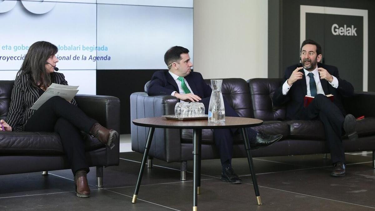 Arantza Acha, Iñigo Arbiol y Javier Cortés (tomando la palabra)