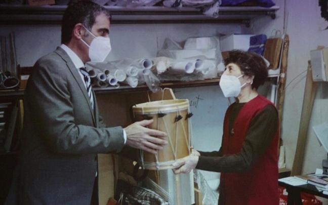 El alcalde, Eneko Goia, entrega el Tambor de Oro a la artista Esther Ferrer en su taller de París el pasado enero. El alcalde, Eneko Goia, entrega el Tambor de Oro a la artista Esther Ferrer en su taller de París el pasado enero.