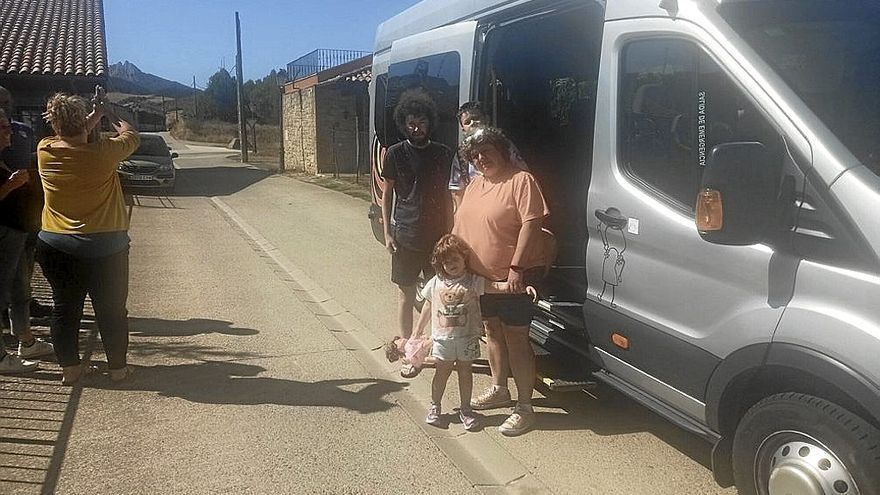 Ibai y Amets, posan detrás de pequeña Lucía y Guadalupe con el nuevo bus, en Aguilar.