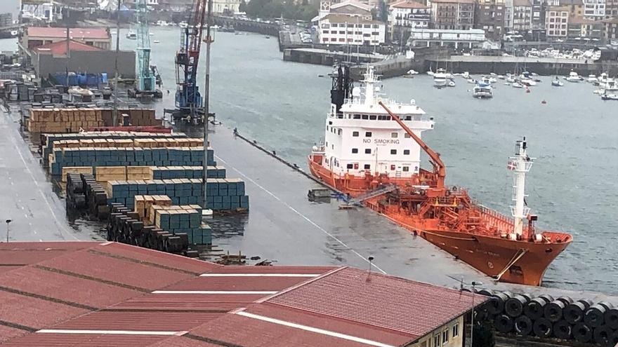 El ‘Dutch Spirit’ en el puerto de Bermeo.