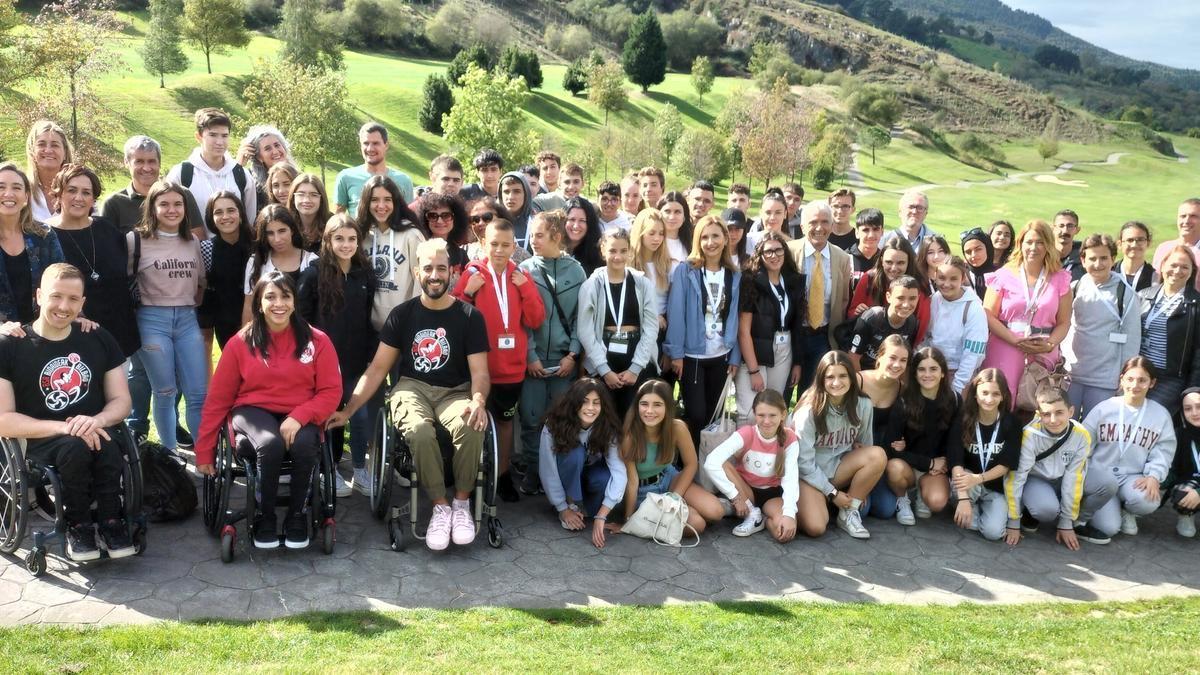 El alumnado participante en el programa Erasmus+ de Euskadi, Italia, Bulgaria, Serbia y Turquía posó en el Meaztegi golf.