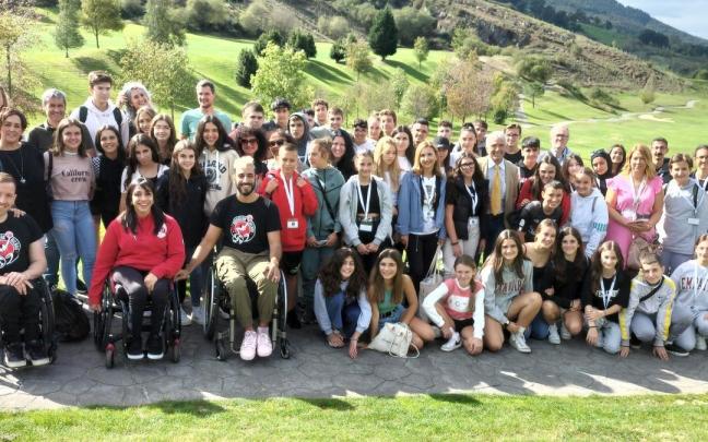 El alumnado participante en el programa Erasmus+ de Euskadi, Italia, Bulgaria, Serbia y Turquía posó en el Meaztegi golf. El alumnado participante en el programa Erasmus+ de Euskadi, Italia, Bulgaria, Serbia y Turquía posó en el Meaztegi golf.