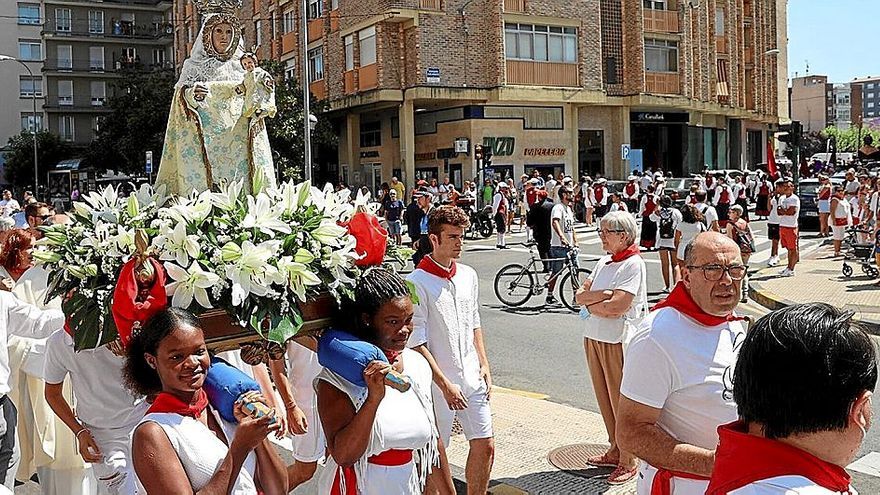Los vecinos de Burlada acompañan a la Virgen de la Asunción en la procesión. | FOTO: OSKAR MONTERO