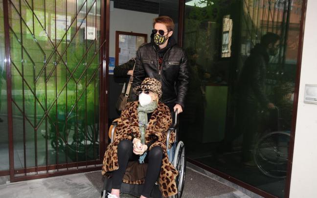 Imagen de archivo de Concha Velasco saliendo junto a su hijo de la residencia en la que se encuentra ingresada.