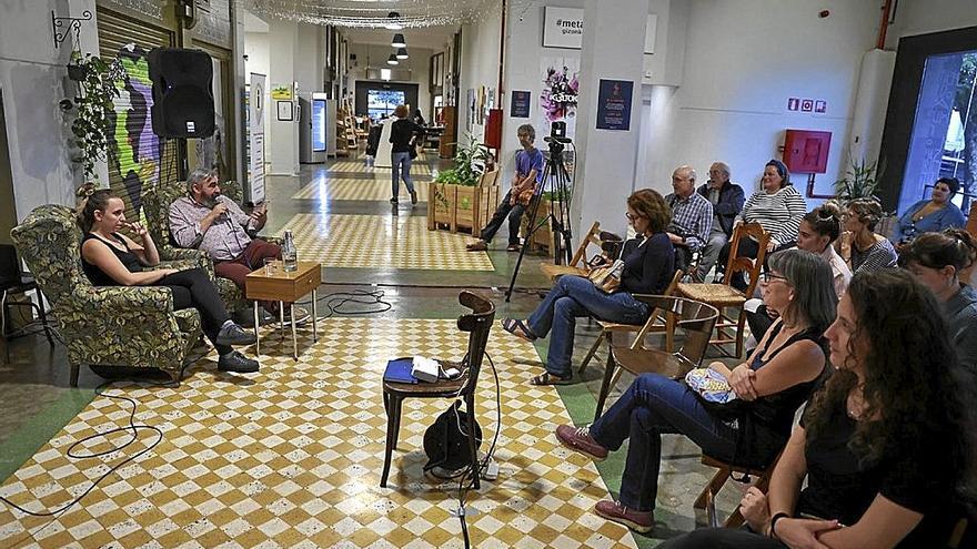 Asistentes escuchan con atención las pautas y los retos de la Plataforma de Entidades Sociales.