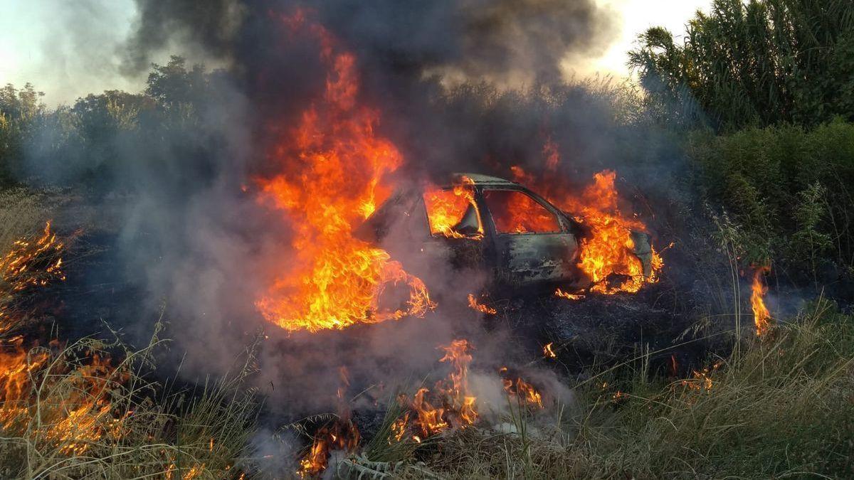 Imagen del vehículo en llamas cerca del municipio de Cintruénigo.