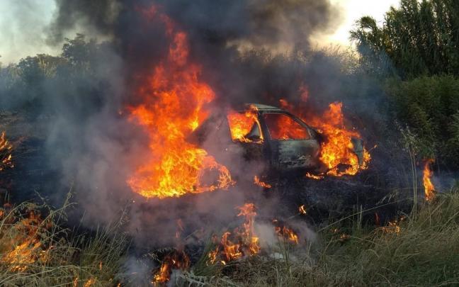 Imagen del veh&iacute;culo en llamas cerca del municipio de Cintru&eacute;nigo.