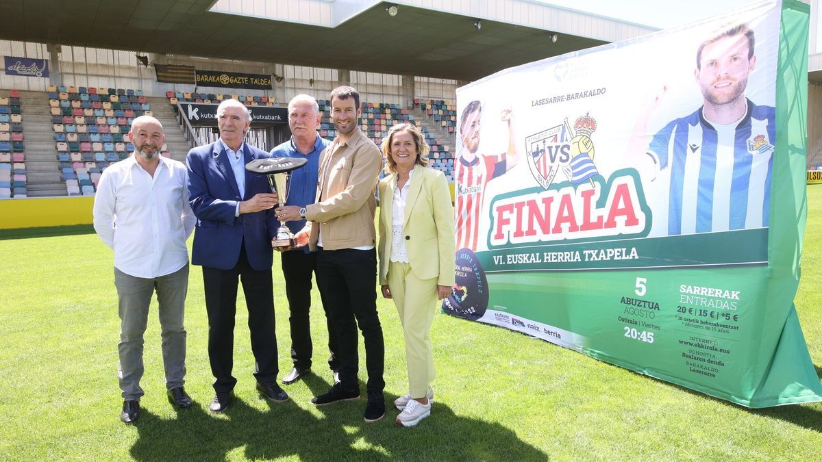 Jos&eacute; Mari Isusi, Jos&eacute; &Aacute;ngel Iribar, Kike Zurutuza, Imanol Agirretxe y Amaia del Campo posando junto al trofeo 'Euskal Herria Txapela'