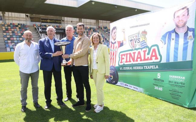 Jos&eacute; Mari Isusi, Jos&eacute; &Aacute;ngel Iribar, Kike Zurutuza, Imanol Agirretxe y Amaia del Campo posando junto al trofeo 'Euskal Herria Txapela'