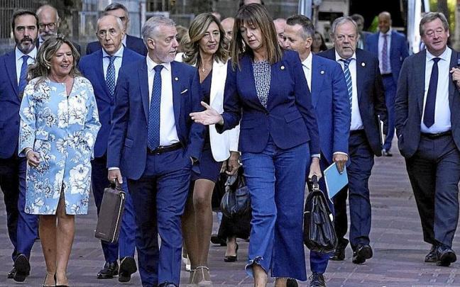 El lehendakari, flanqueado por la consejera de Salud, Gotzone Sagardui, y la vicelehendakari segunda, la socialista Idoia Mendia. | FOTO: ALEX LARRETXI