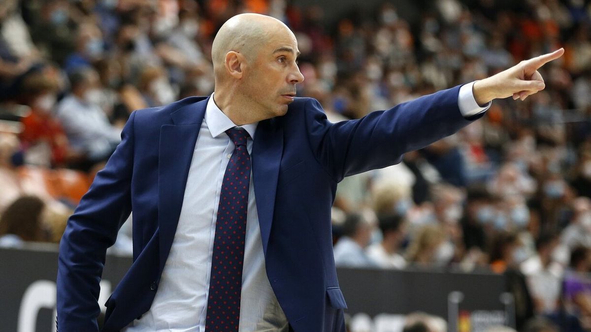 Joan Peñarroya da instrucciones durante un partido con el Valencia Basket