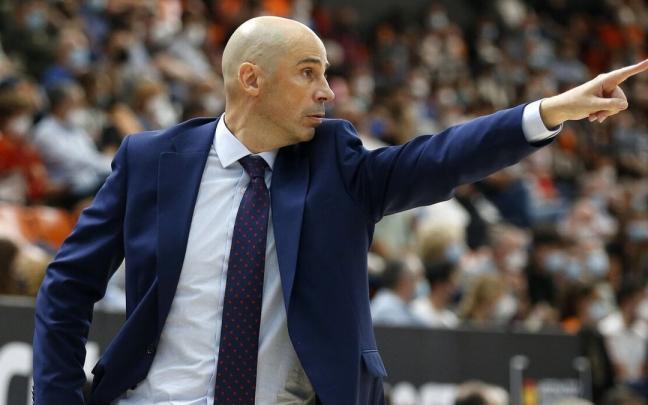 Joan Peñarroya da instrucciones durante un partido con el Valencia Basket