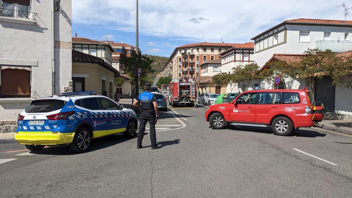 Calle cortada por las labores de extinción del incendio