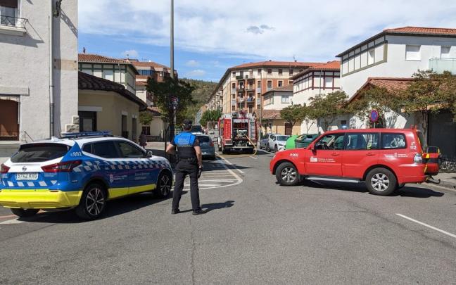 Calle cortada por las labores de extinci&oacute;n del incendio