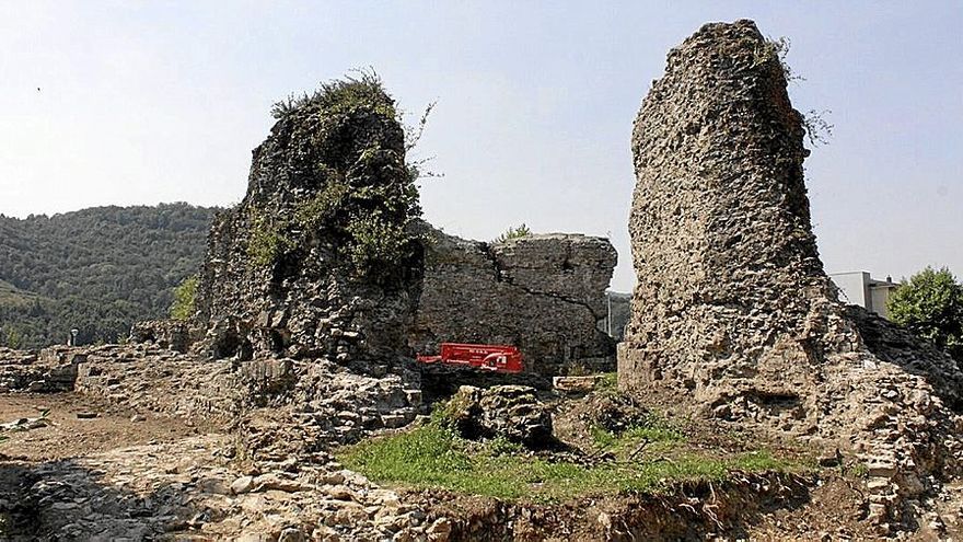 La aparición de parte del cubo norte de las ruinas de Gazteluzahar ha sido la sorpresa de las obras.