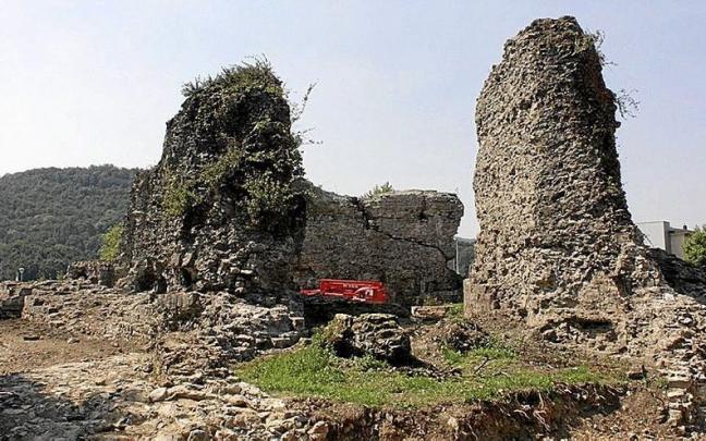 La aparición de parte del cubo norte de las ruinas de Gazteluzahar ha sido la sorpresa de las obras.