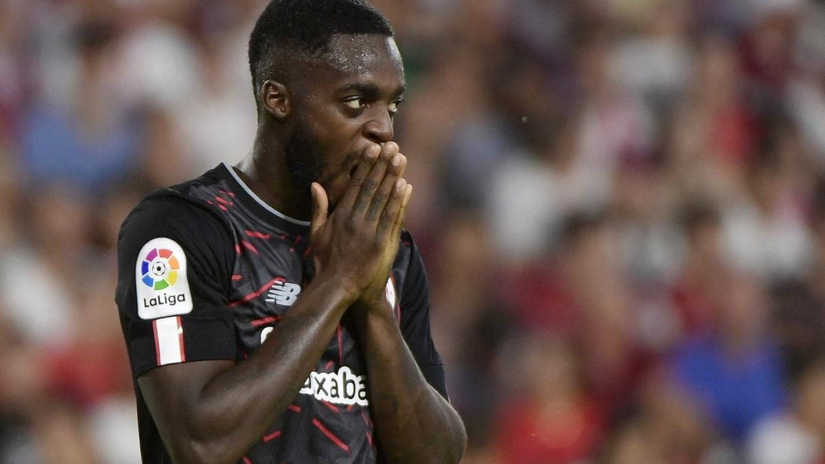 Iñaki Williams se lamenta de una ocasión ante el Sevilla.