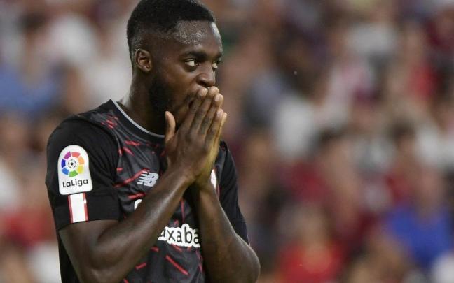 Iñaki Williams se lamenta de una ocasión ante el Sevilla.
