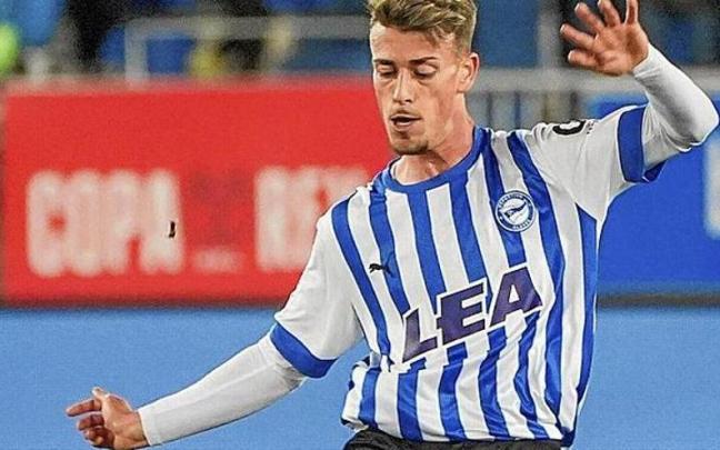 Blanco se dispone a golpear el balón tras el descanso. | FOTO: ALEX LARRETXI/JORGE MUÑOZ