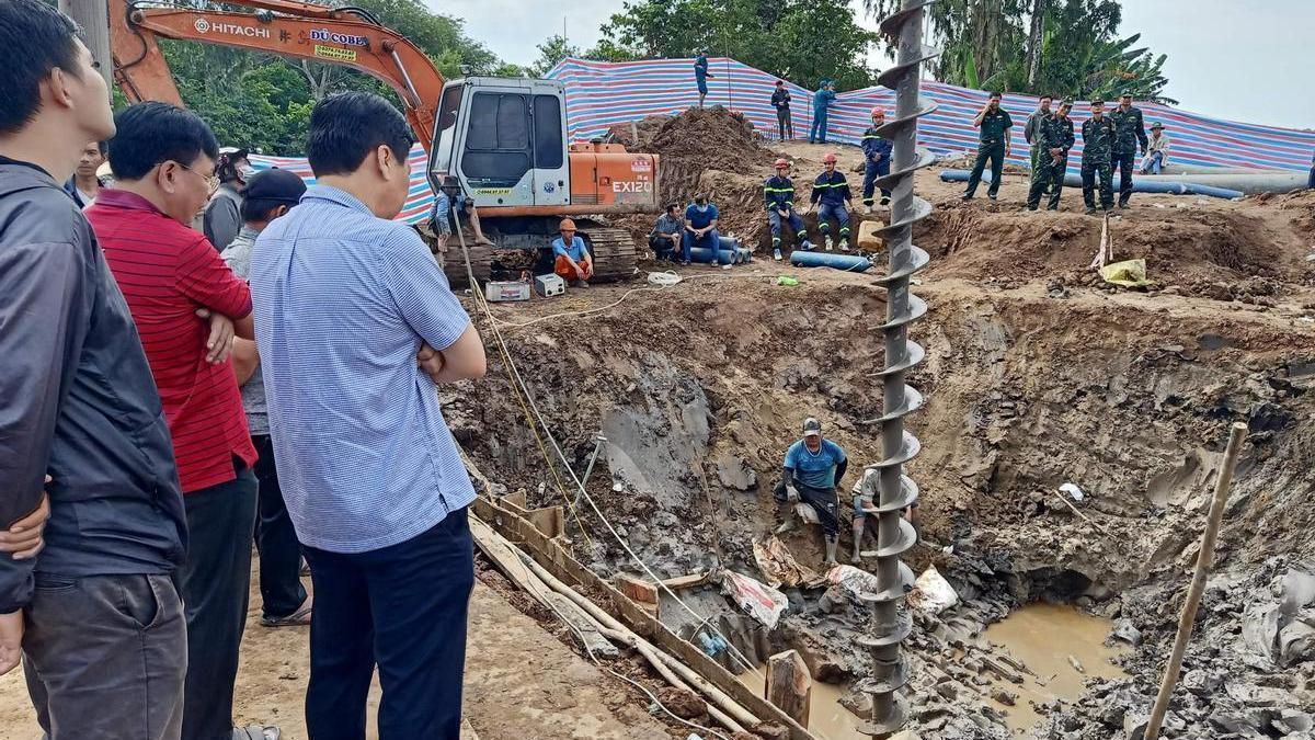 Los trabajos de rescate del ni&ntilde;o atrapado en un hoyo en Vietnam.