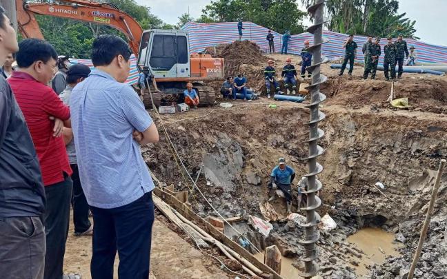 Los trabajos de rescate del ni&ntilde;o atrapado en un hoyo en Vietnam.