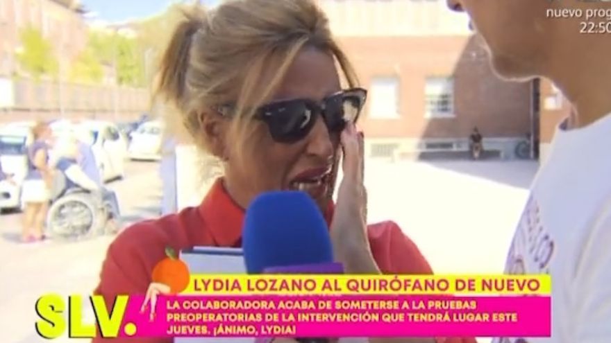 Lydia Lozano, este martes llorando fuera del hospital ante un reportero de 'Sálvame'.