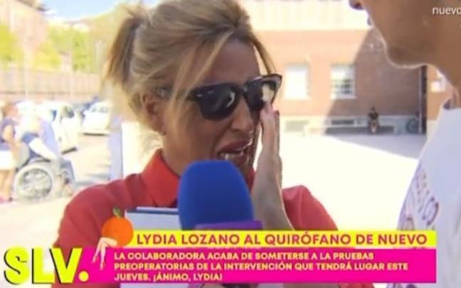 Lydia Lozano, este martes llorando fuera del hospital ante un reportero de 'Sálvame'. Lydia Lozano, este martes llorando fuera del hospital ante un reportero de 'Sálvame'.