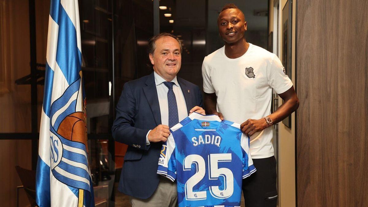 Aperribay, con Sadiq Umar en la presentación.