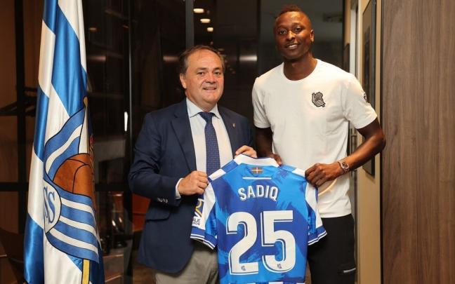 Aperribay, con Sadiq Umar en la presentaci&oacute;n.