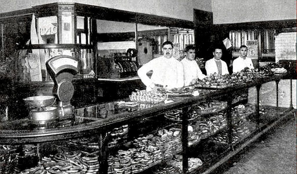 Imagen de archivo de los propietarios y empleados de la pastelería más antigua de la capital mexicana.
