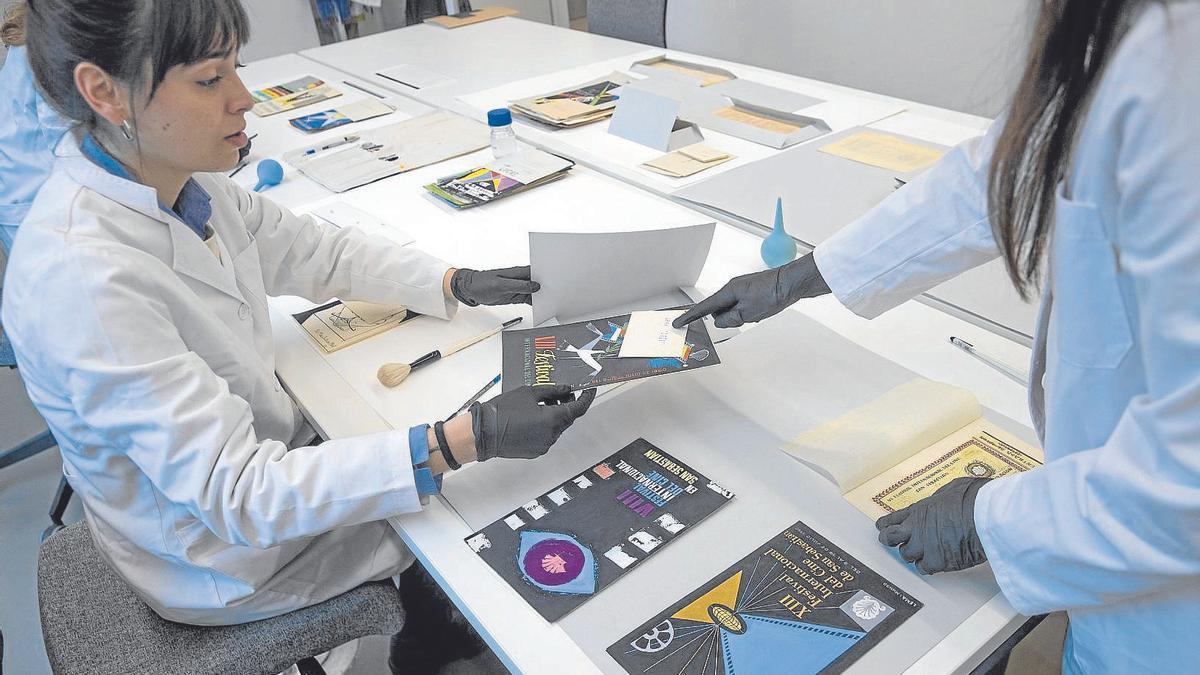 Andrea Sánchez trabaja en las labores de restauración y conservación en el centro de cultura Tabakalera. | FOTO: EFE / JAVIER ETXEZARRETA