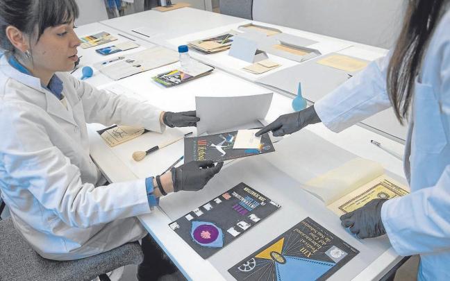 Andrea Sánchez trabaja en las labores de restauración y conservación en el centro de cultura Tabakalera. | FOTO: EFE / JAVIER ETXEZARRETA